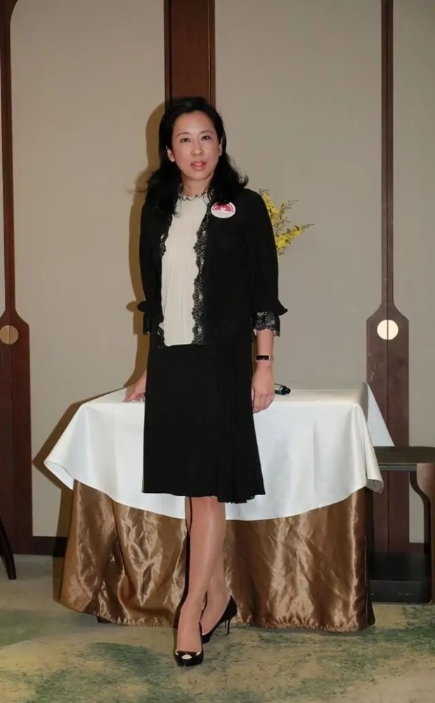 朱玲玲|霍启刚妈妈朱玲玲现身，虽离婚了却依然很有豪门范，和儿媳气质像