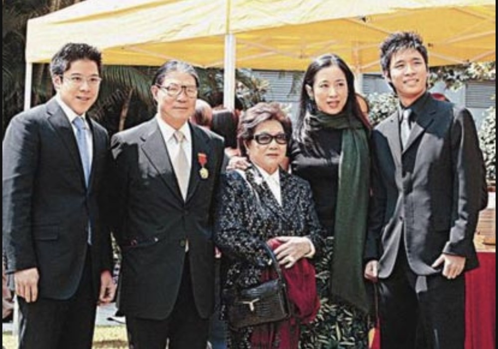 朱玲玲|霍启刚妈妈朱玲玲现身，虽离婚了却依然很有豪门范，和儿媳气质像