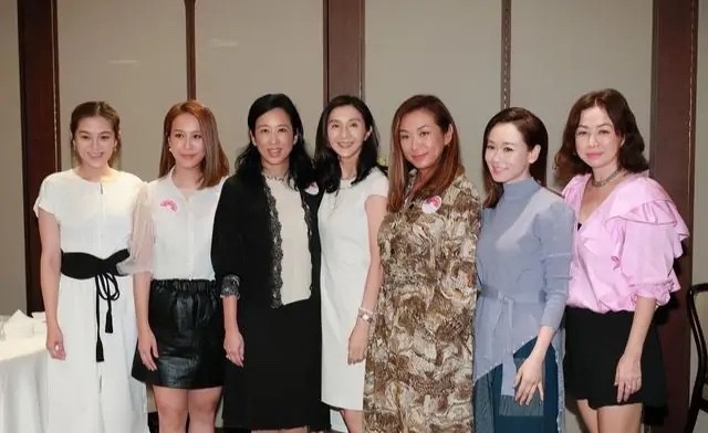 朱玲玲|霍启刚妈妈朱玲玲现身，虽离婚了却依然很有豪门范，和儿媳气质像