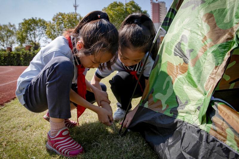 军训上设置的野外生存课程中包含了搭帐篷等野外生存技能.