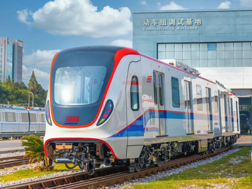 仅用时10个月中国出口墨西哥首列轻轨列车下线