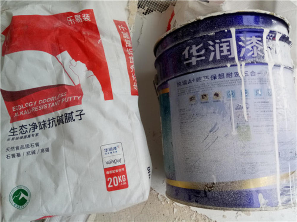 在家庭豪装中,在墙壁上着墙固,上石膏,挂网格,抹腻子,打磨,上乳胶漆