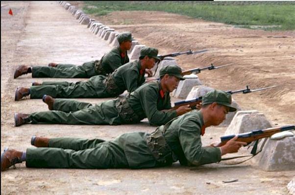 对越自卫反击战中,为何新兵比老兵多,参战军人含泪说出原因!_腾讯新闻