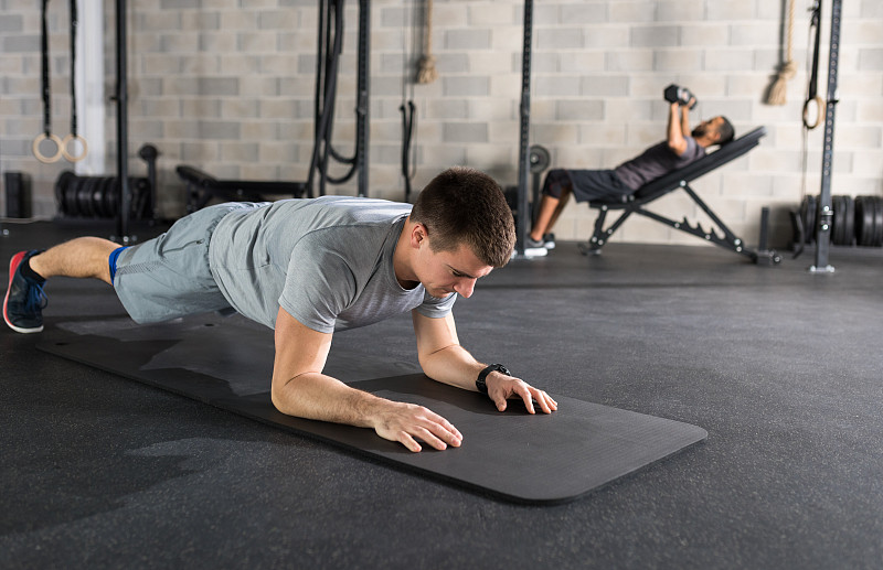 经常做平板支撑,有这3点好处,你知道怎样正确地做平板支撑吗?_腾讯新