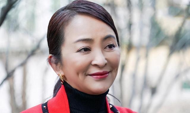 只嫁外国人的老戏骨,面对观众质疑,她回答:外国人比中国人幽默
