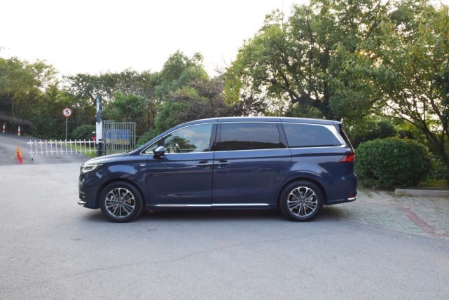 荣威首款mpv车型imax8上市 售价18.88-25.38万元