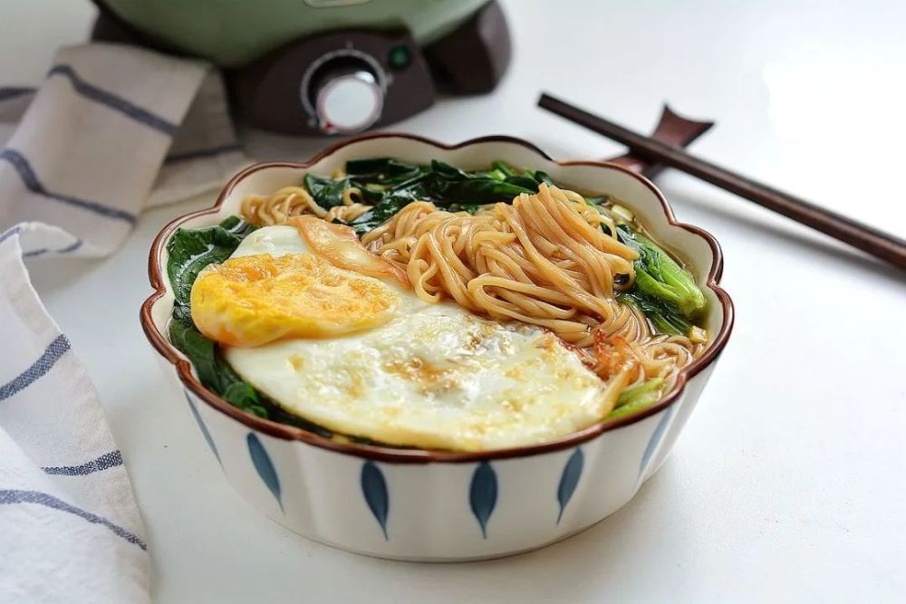 汤面的用料细挂面1把 / 菠菜4棵鸡蛋1个 / 大葱1小段生抽10克 / 酱油