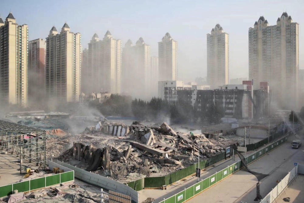 一个时代的结束郑州16层中科大厦今日爆破拆除现场太震撼