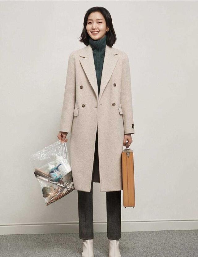 蓝盈莹私服穿搭真高级长款毛呢大衣配牛仔裤演绎简约即高级