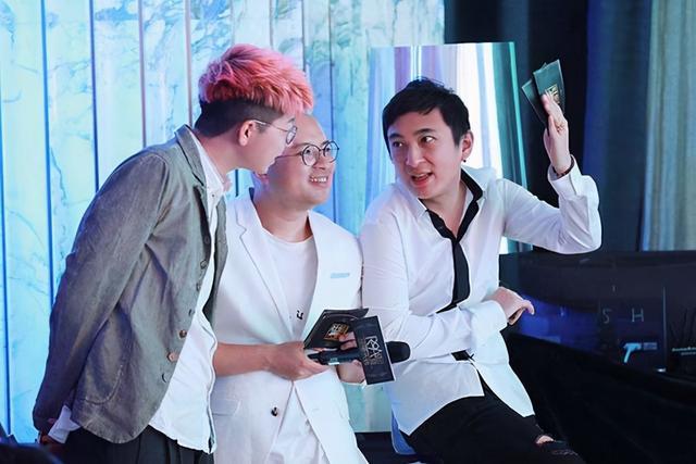 王思聪|王思聪路边摊买炒饭，保镖围绕派头足，同行美女眼神紧盯锅里！