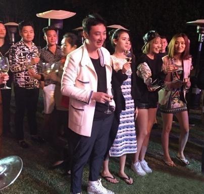 王思聪|王思聪路边摊买炒饭，保镖围绕派头足，同行美女眼神紧盯锅里！