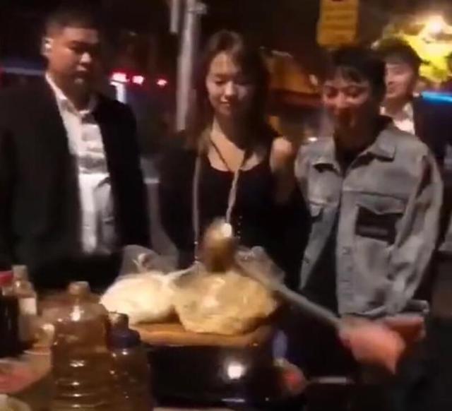 王思聪|王思聪路边摊买炒饭，保镖围绕派头足，同行美女眼神紧盯锅里！