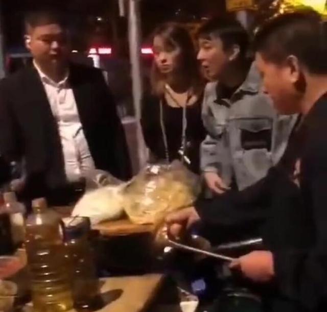 王思聪|王思聪路边摊买炒饭，保镖围绕派头足，同行美女眼神紧盯锅里！