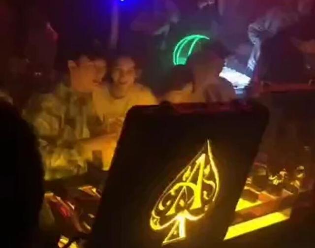 王思聪|王思聪路边摊买炒饭，保镖围绕派头足，同行美女眼神紧盯锅里！