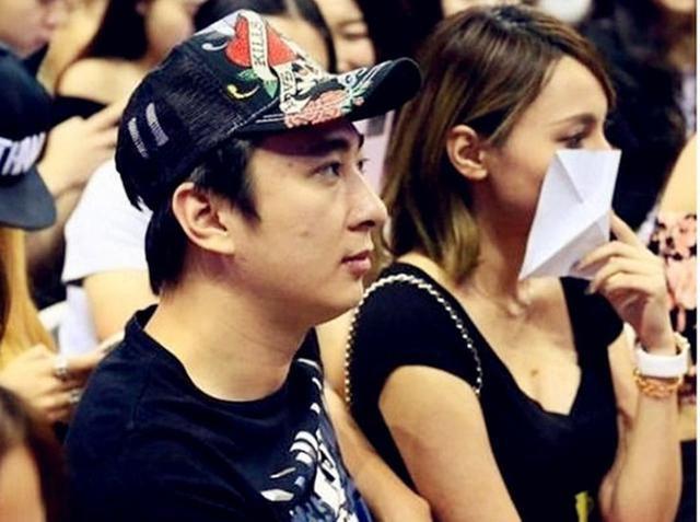 王思聪|王思聪路边摊买炒饭，保镖围绕派头足，同行美女眼神紧盯锅里！