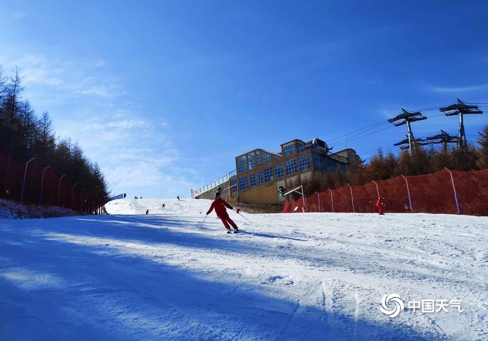 又到一年滑雪季 河北张家口滑雪爱好者雪道飞驰 腾讯新闻