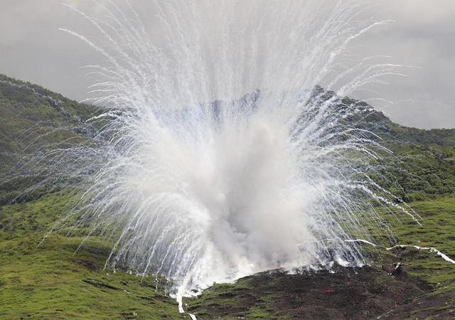 大批白磷弹从天而降现场入火狱一般大批军民哭喊声震天