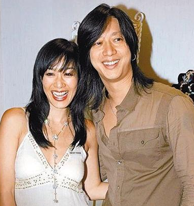 不过只过了四年,钟丽缇就和外籍老公离了婚,回国想继续演艺事