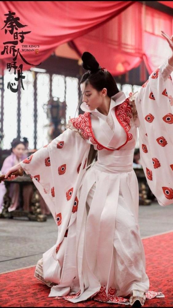 动作可是非常的娴熟,舞姿更是迷人~关晓彤《兰陵王妃》女主"元清锁"由