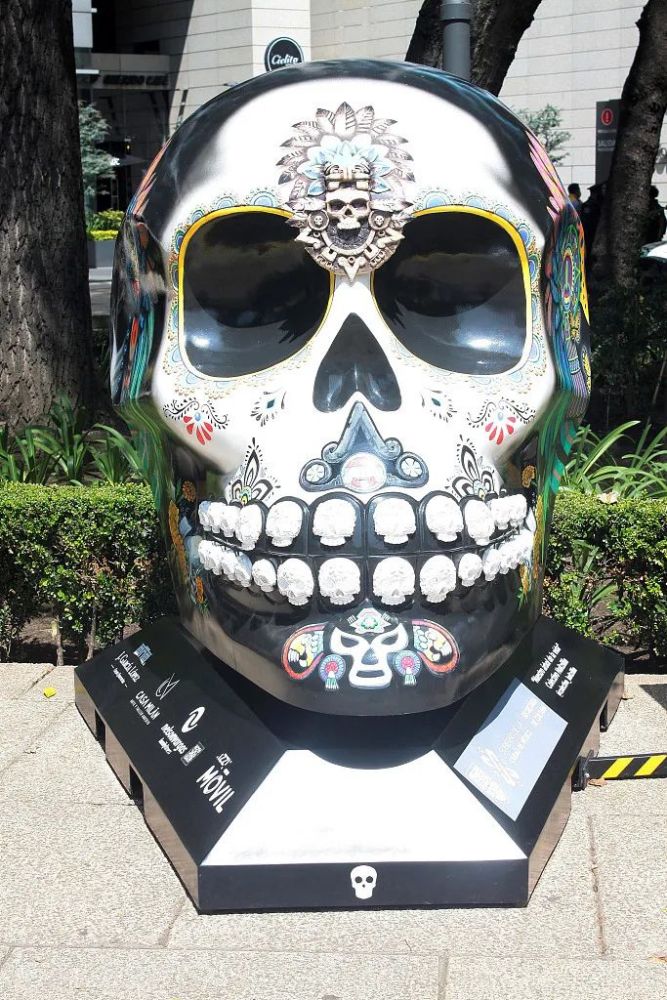 墨西哥迎接亡灵节大骷髅雕塑装点墨城