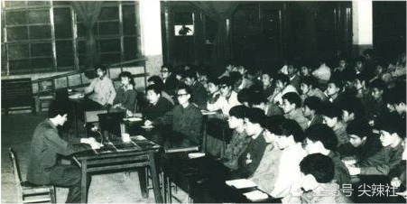 一组老照片再现1977年恢复高考时的场景无数学子改写命运