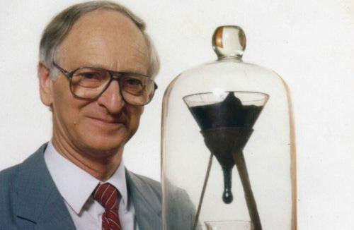 科学实验|沥青滴漏实验：进行了近百年，熬死了2名教授，究竟想证明个啥？