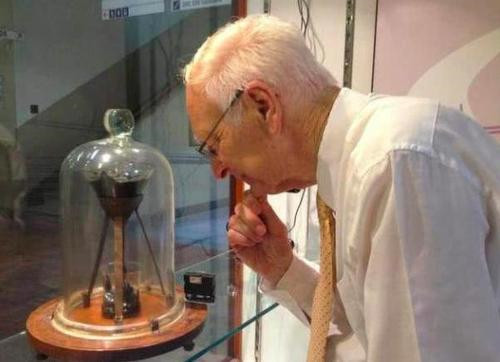 科学实验|沥青滴漏实验：进行了近百年，熬死了2名教授，究竟想证明个啥？