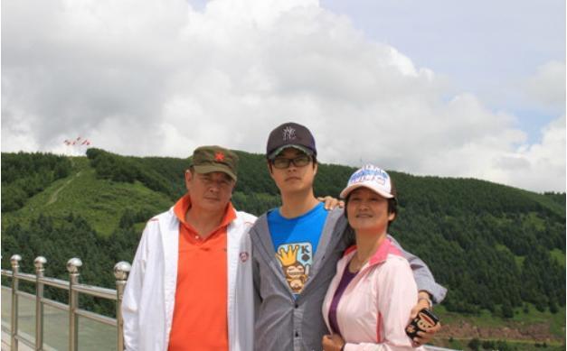 62岁"周瑜"近照罕曝光,满脸皱纹,尽显疲态,儿子是影视公司老总