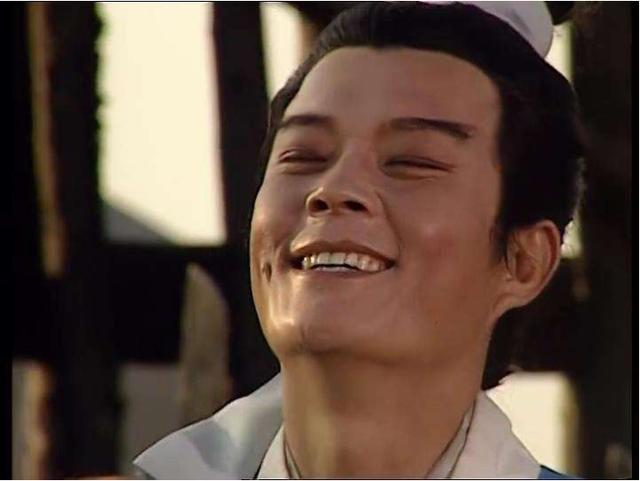 62岁"周瑜"近照罕曝光,满脸皱纹,尽显疲态,儿子是影视公司老总