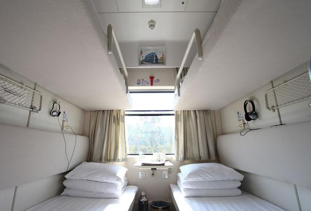 中国首列全卧铺火车没有中间站也没有坐铺人们放弃飞机也选它