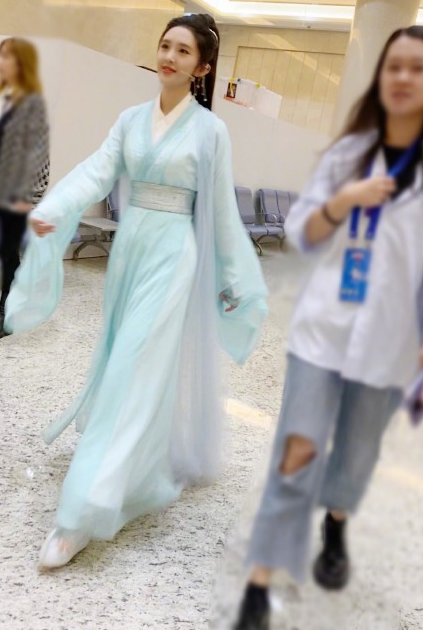 唐艺昕|唐艺昕产后复出综艺首秀，古装生图绝美，走路带风甜美可爱