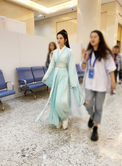 唐艺昕|唐艺昕产后复出综艺首秀，古装生图绝美，走路带风甜美可爱