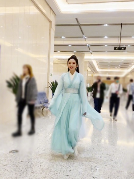 唐艺昕|唐艺昕产后复出综艺首秀，古装生图绝美，走路带风甜美可爱