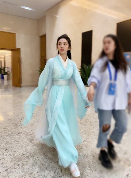 唐艺昕|唐艺昕产后复出综艺首秀，古装生图绝美，走路带风甜美可爱