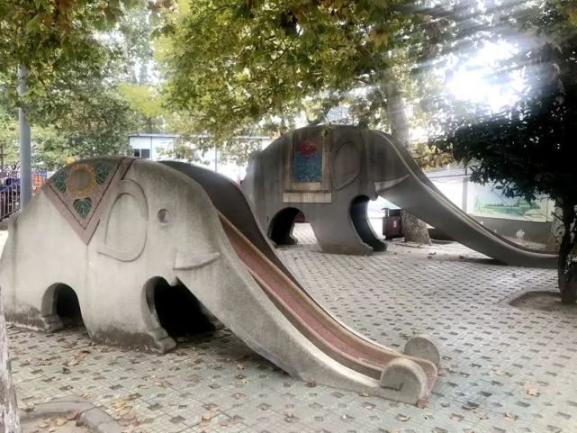 1964年,兴庆宫公园建造了母子大象滑滑梯,整体使用钢筋水泥,表面用的