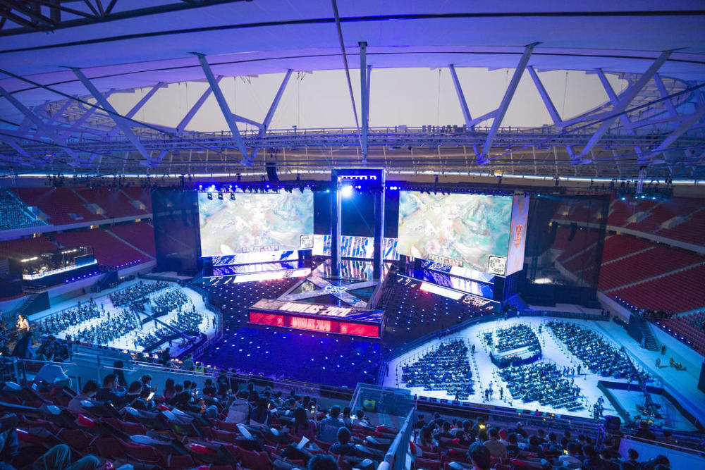 s10总决赛现场:6000多名"欧皇"齐聚 幸运情侣惹人羡慕