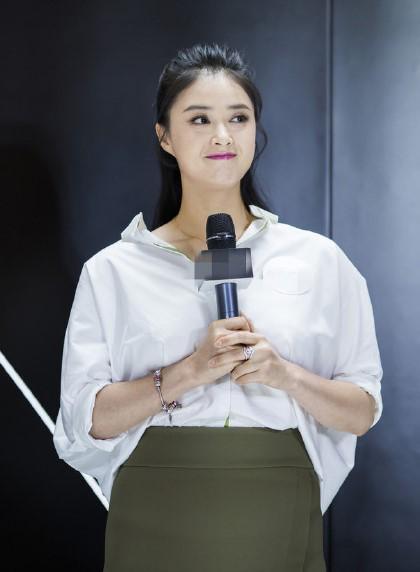 蒋欣生图胖到不敢认,衬衫被撑得紧绷绷,显胖还影响美感_腾讯新闻