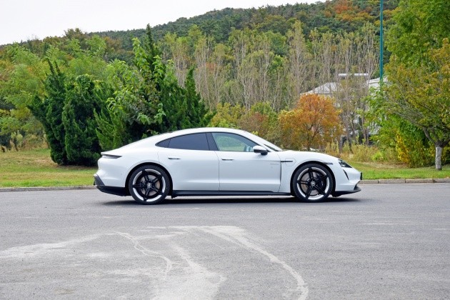 更易入手的电动超跑 试保时捷taycan 4s_腾讯新闻