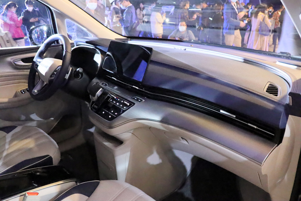 上汽荣威首款mpvimax8上市售18882538万元