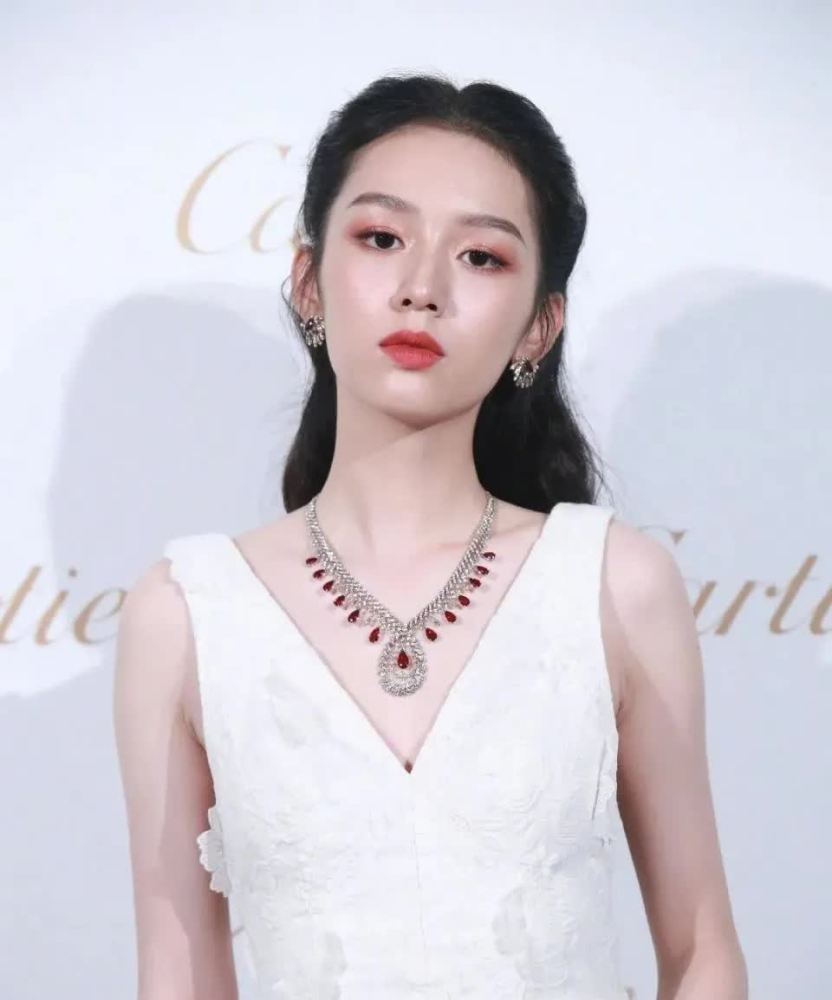 她是北电校花,因霸凌周冬雨走红,被誉为小章子怡