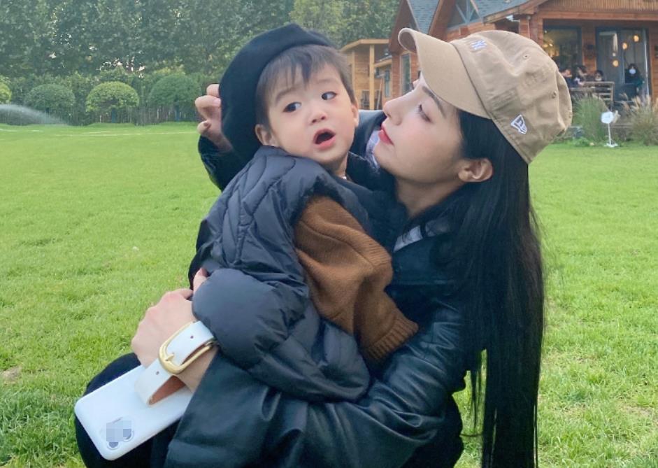 麦迪娜更文晒生活照,丹尼尔越长越帅气,一家三口太养眼了吧