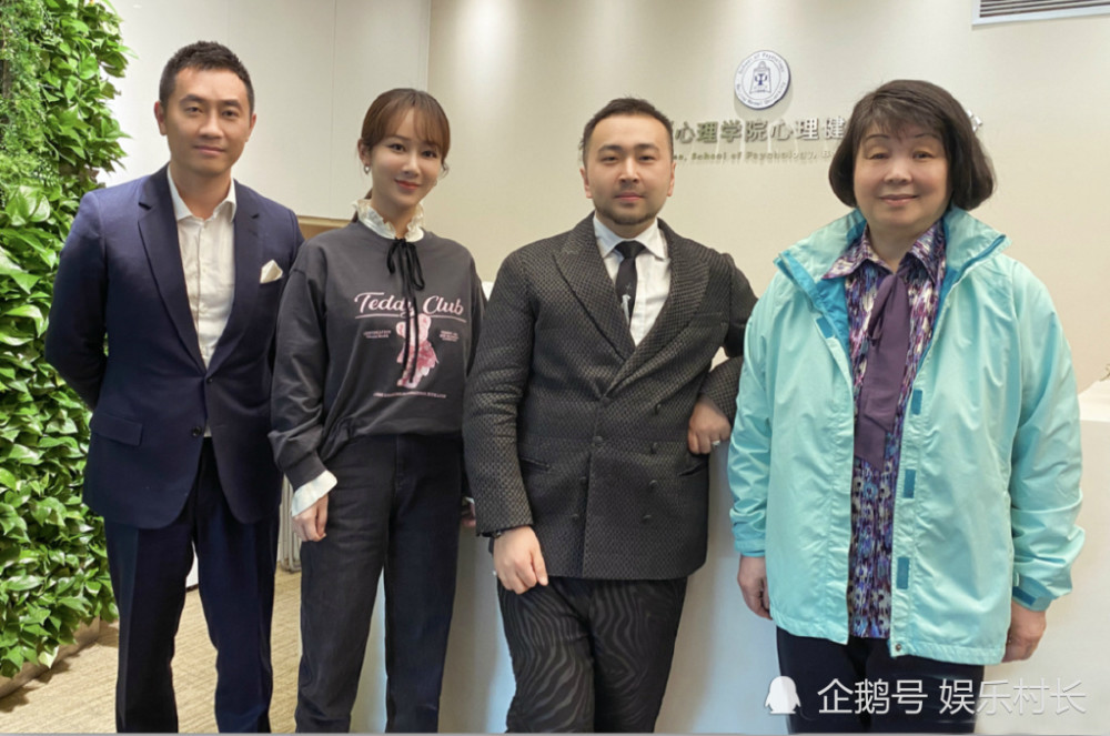 杨紫|杨紫参加《女心理师》开机宴，捧脸可爱却似格格不入，同桌还有倪萍王嘉