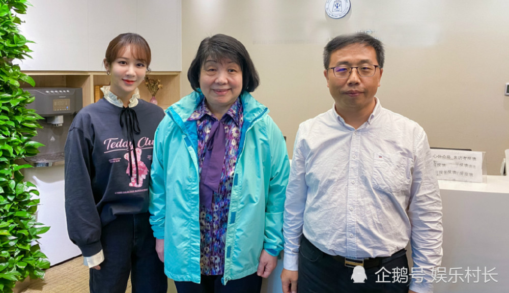 杨紫|杨紫参加《女心理师》开机宴，捧脸可爱却似格格不入，同桌还有倪萍王嘉