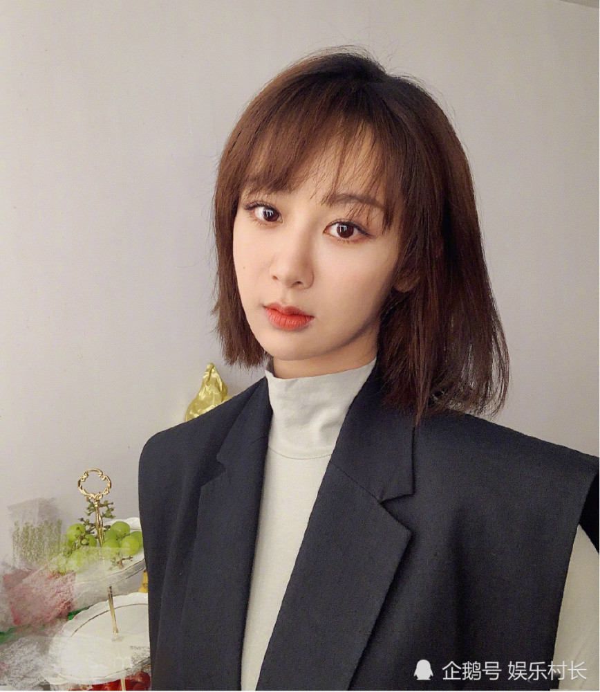 杨紫|杨紫参加《女心理师》开机宴，捧脸可爱却似格格不入，同桌还有倪萍王嘉