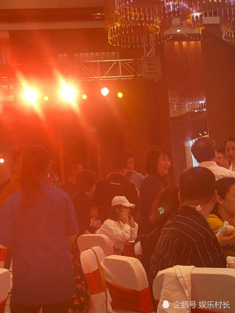 杨紫|杨紫参加《女心理师》开机宴，捧脸可爱却似格格不入，同桌还有倪萍王嘉