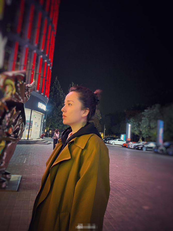 靳东|靳东老婆万圣节化女巫妆，躲黑暗处龇牙大嚎吓俩儿子，场面超欢乐