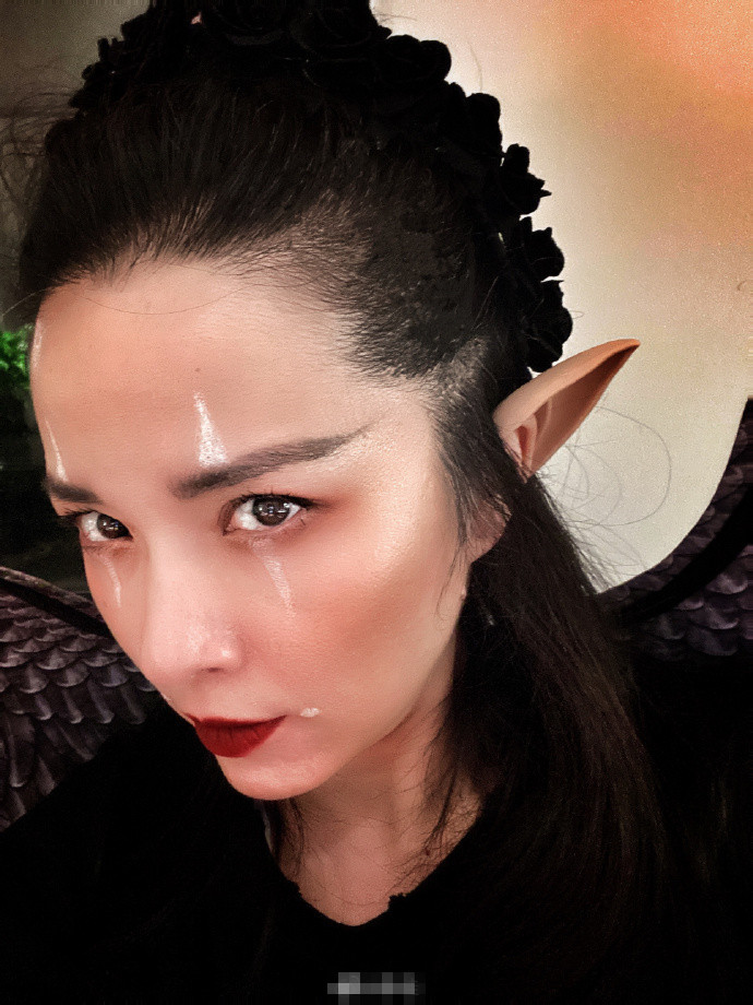 靳东|靳东老婆万圣节化女巫妆，躲黑暗处龇牙大嚎吓俩儿子，场面超欢乐