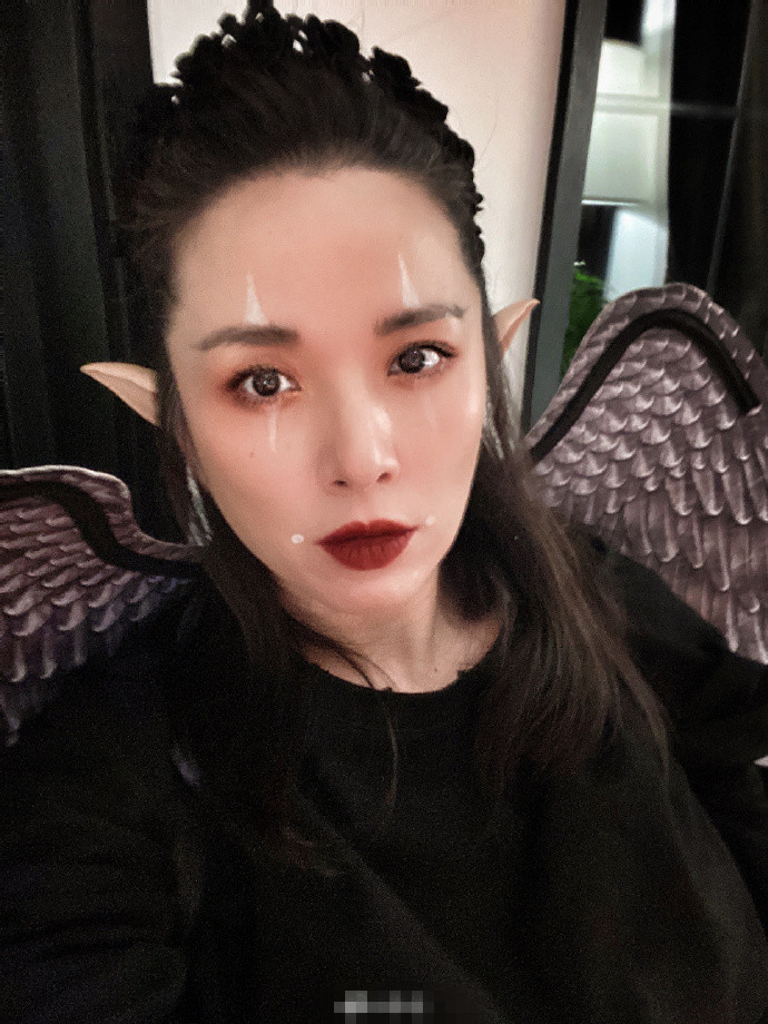 靳东|靳东老婆万圣节化女巫妆，躲黑暗处龇牙大嚎吓俩儿子，场面超欢乐