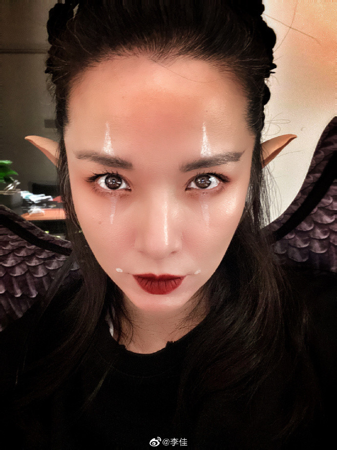 靳东|靳东老婆万圣节化女巫妆，躲黑暗处龇牙大嚎吓俩儿子，场面超欢乐