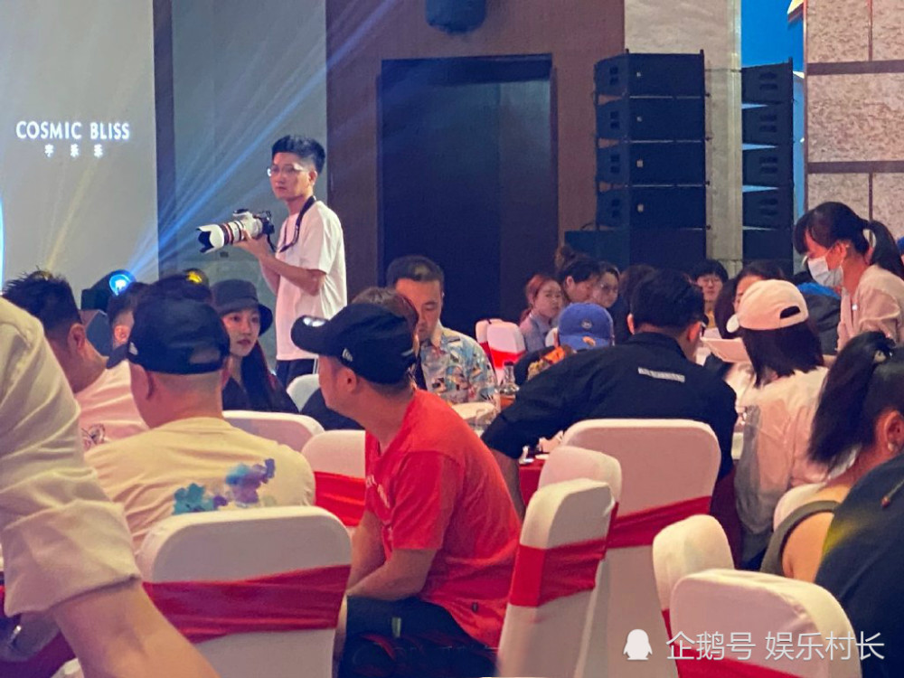 杨紫|杨紫参加《女心理师》开机宴，捧脸可爱却似格格不入，同桌还有倪萍王嘉